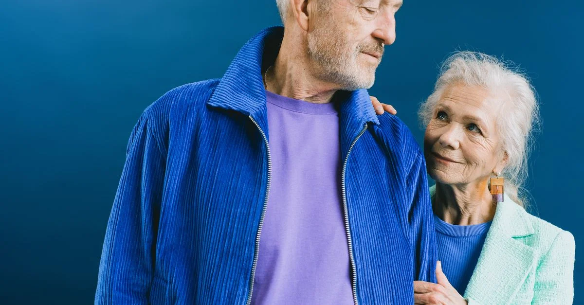 Un couple âgé affectueux se regardant, symbolisant l'amour et la complicité.