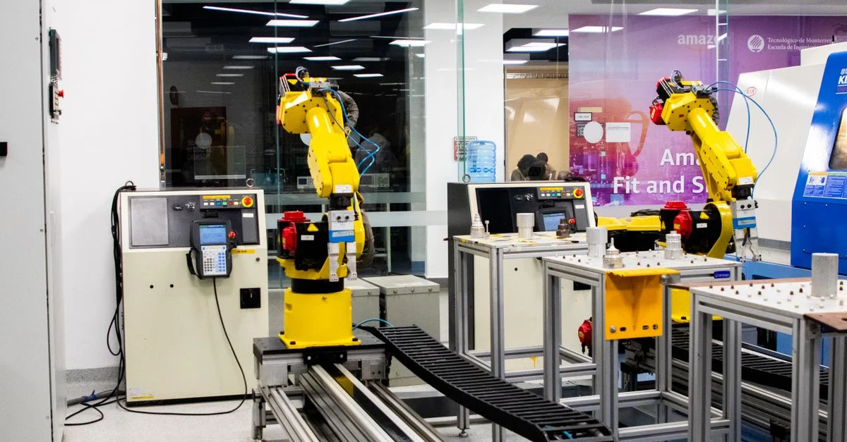 Des bras robotiques en action dans un cadre moderne de salle de contrôle industrielle, mettant en valeur la technologie et la production.