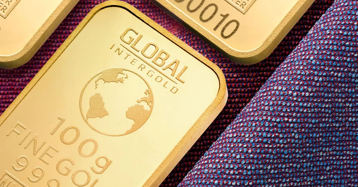 Image en gros plan de lingots d'or de haute qualité, symbolisant la richesse et le potentiel d'investissement.